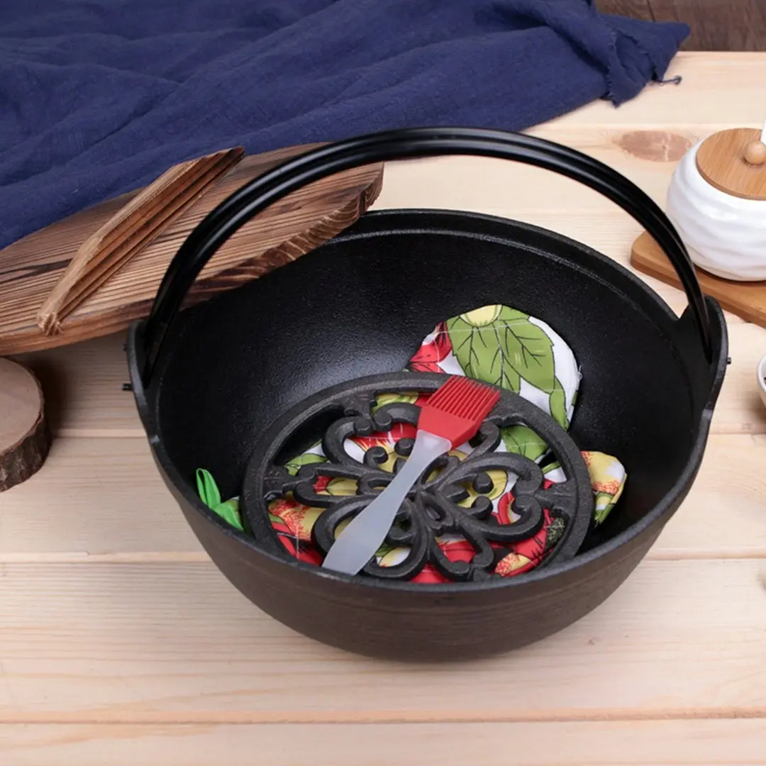 Soga 25cm Cast Iron Japanese Style Sukiyaki Tetsu Nabe Shabu Hot Pot with Wooden Lid