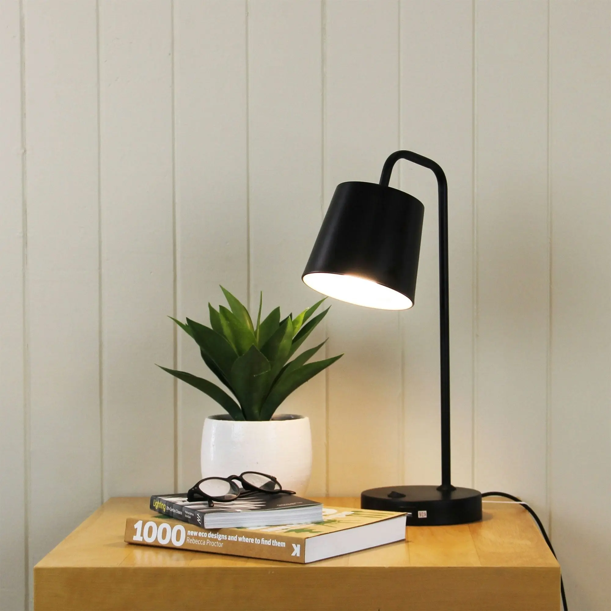 HENK Black Metal Desk Lamp with USB Socket