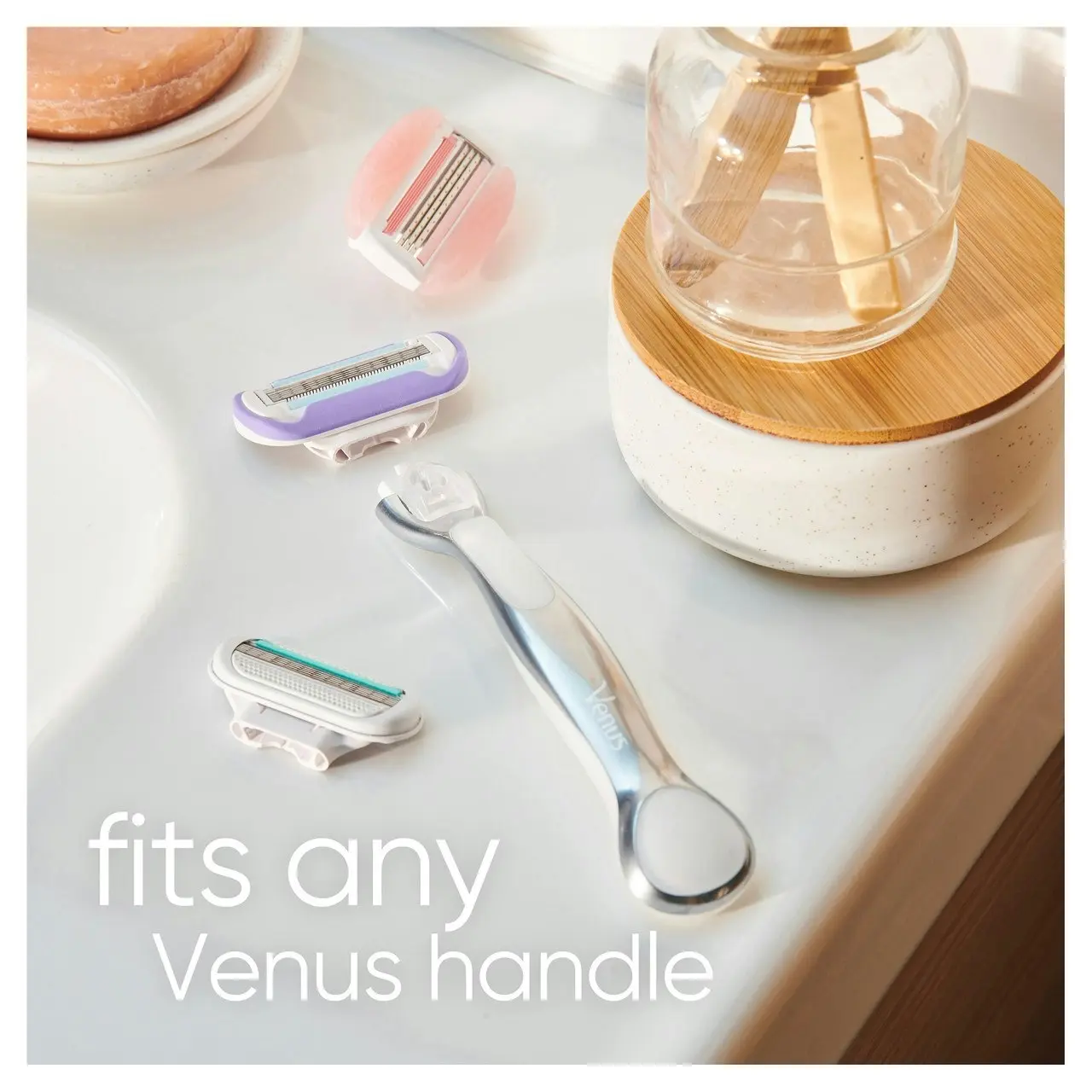 Gillette Venus Deluxe Smooth Swirl & Platinum Refill Blades 4 count