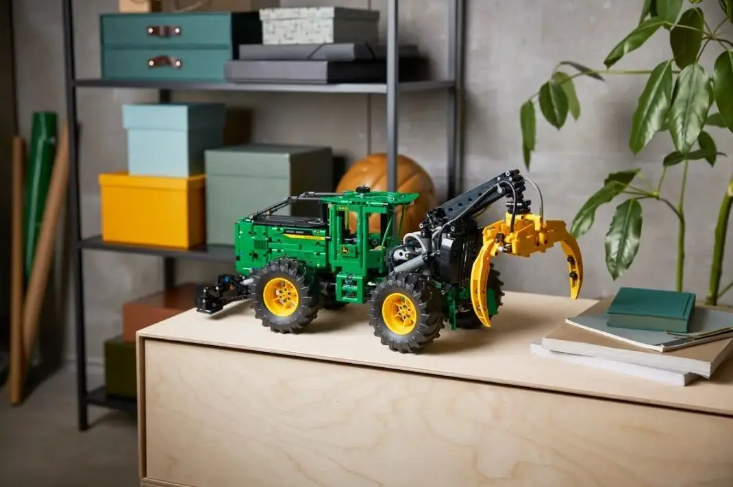 LEGO John Deere 948L-II Skidder 42157