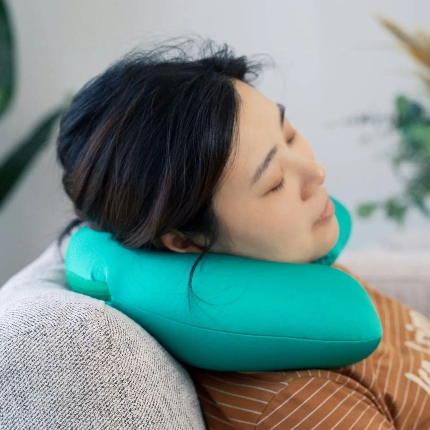 2 Ways Reversible Microfibre Travel Pillow-Avocado/Watermelon