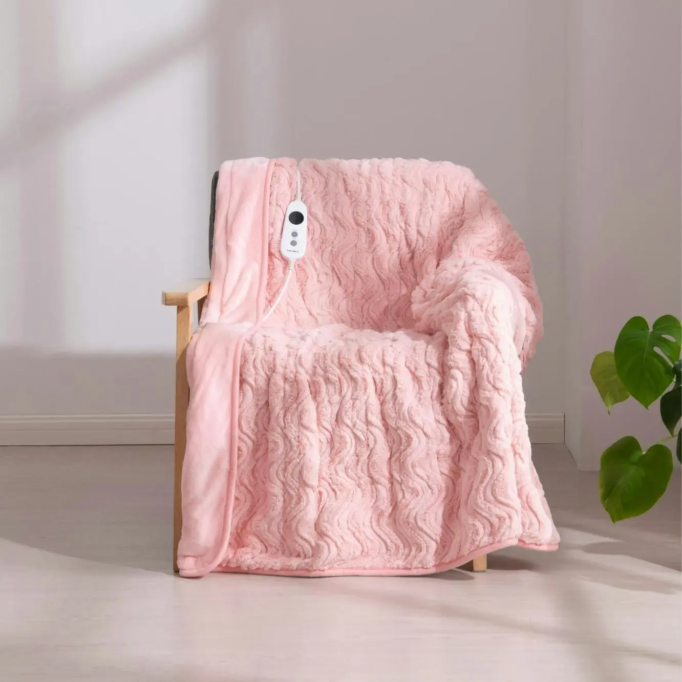 Dreamaker 500Gsm Faux Fur Heated Throw Pink 160 x 120cm