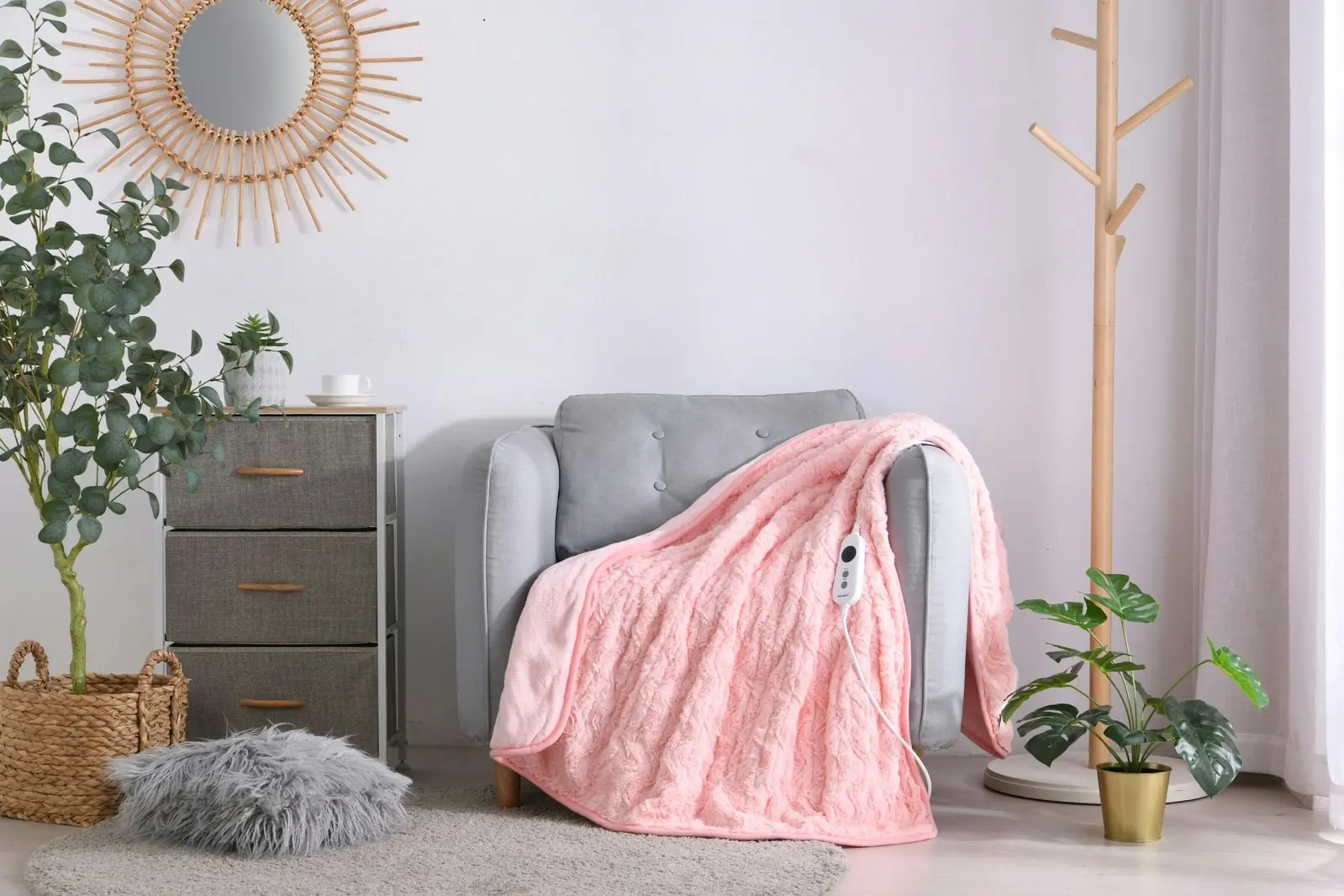 Dreamaker 500Gsm Faux Fur Heated Throw Pink 160 x 120cm