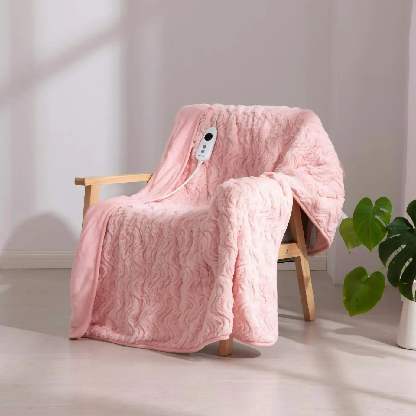 Dreamaker 500Gsm Faux Fur Heated Throw Pink 160 x 120cm