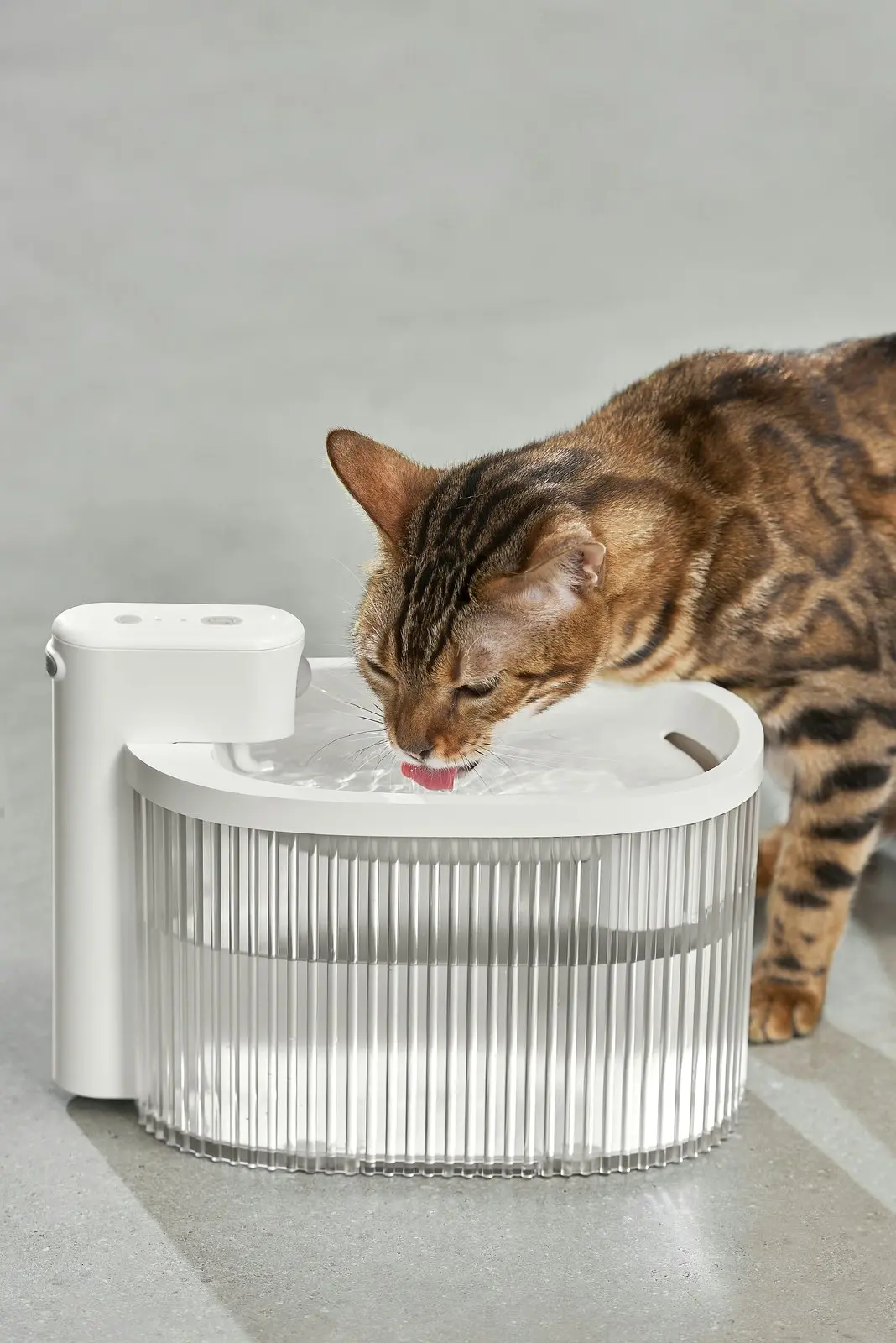 Pet Marvel Cat Water Fountain Wireless Battery Operated 2.5L Automatic Water Dispenser for Cats