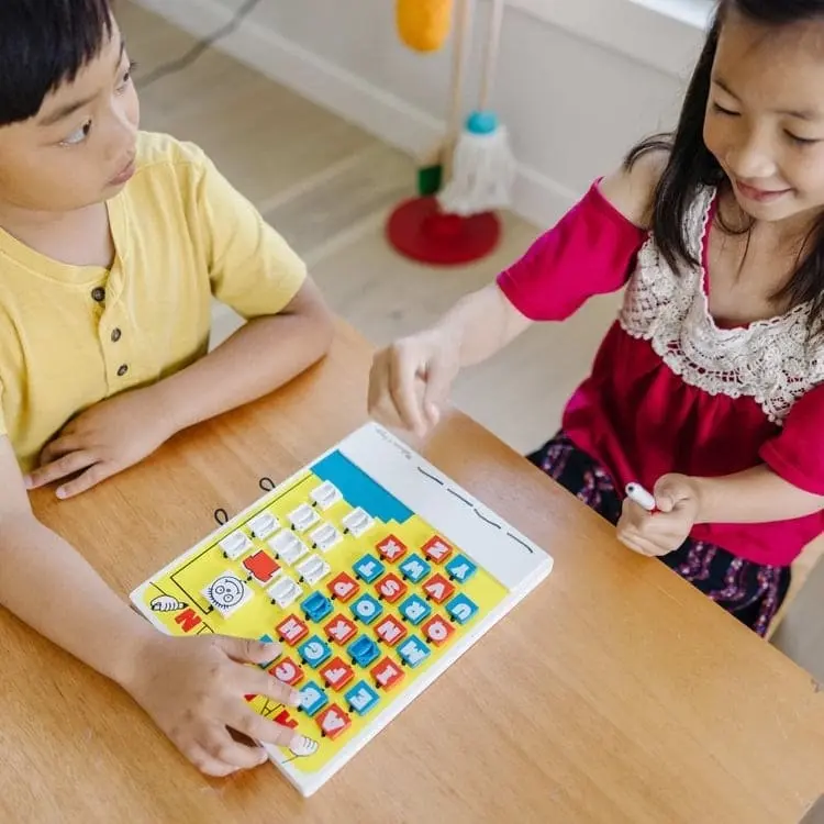 Melissa & Doug - Flip-to-win Hangman Travel Game