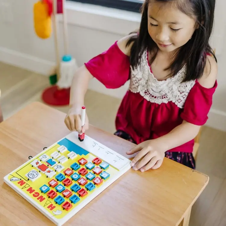 Melissa & Doug - Flip-to-win Hangman Travel Game