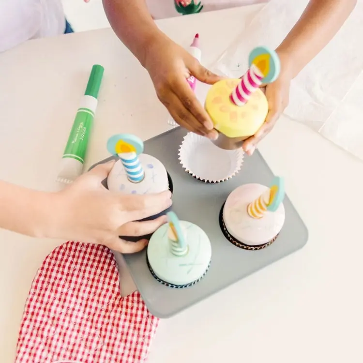 Melissa & Doug - Bake & Decorate Cupcake Set