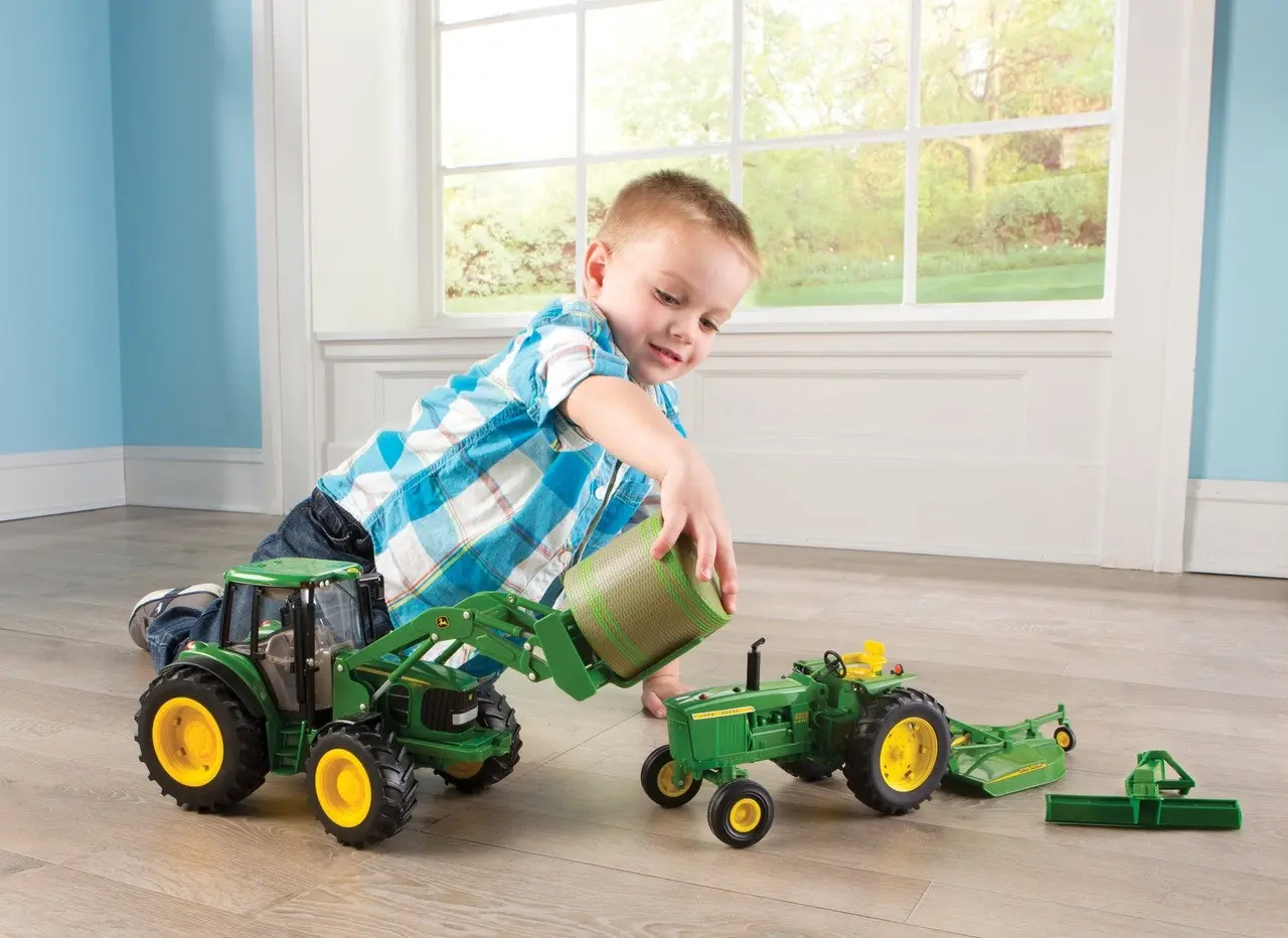 John Deere - Tomy Big Farm Lights & Sounds 1:16 Scale 7330 Tractor With Bale Loader & Round Bale