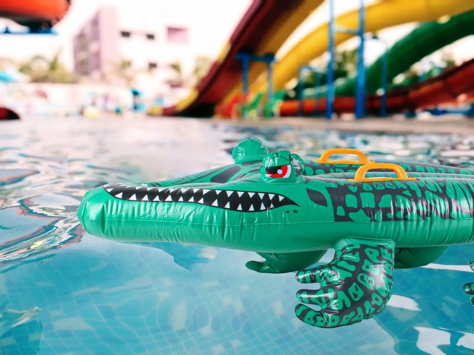 Airtime 143x48cm Inflatable Crocodile w/ Handles Pool/Beach Floating Toy Green