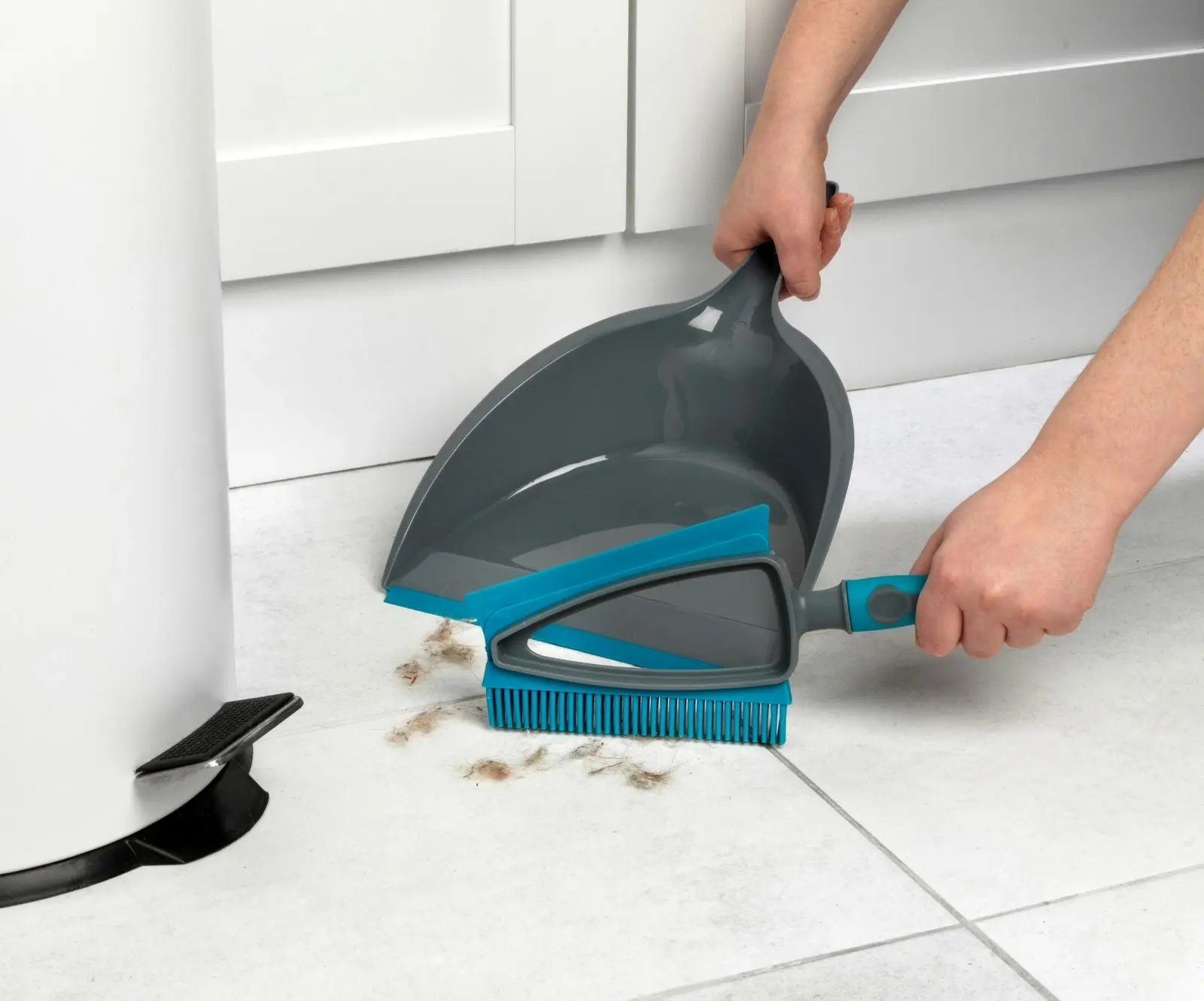 Beldray Pet Plus 2 In 1 Lift/Trap Dual Rubber Head Dustpan & Brush Home Cleaning