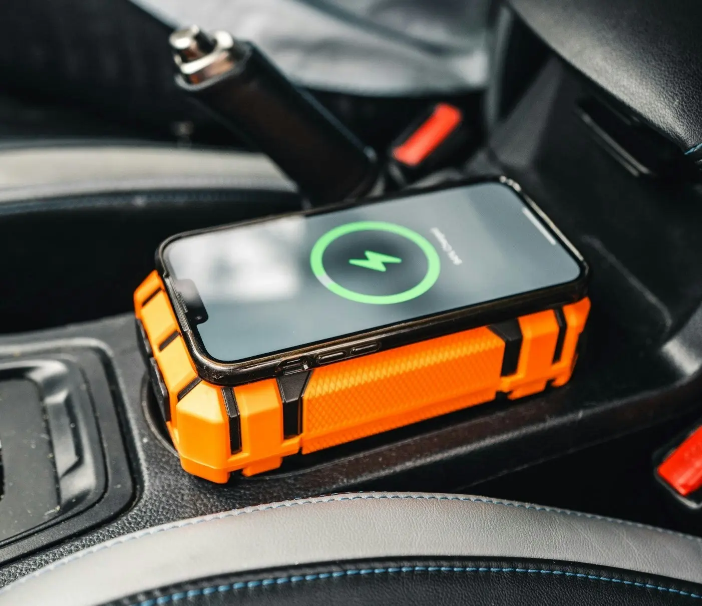 Heavy-Duty 4000A 28KMAH HP Lithium Car & 4WD Jump Starter (Petrol & Diesel) with Case, USB C Port & Wireless Charging