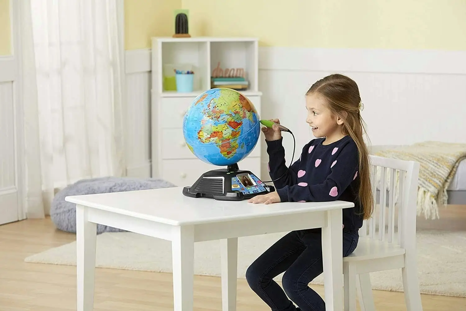 LeapFrog - Magic Adventures Globe - Interactive Educational Children's Globe with LCD Screen and BBC Videos