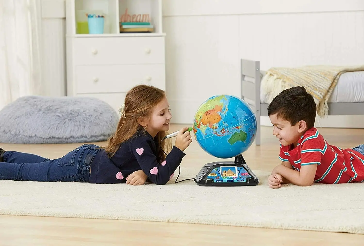 LeapFrog - Magic Adventures Globe - Interactive Educational Children's Globe with LCD Screen and BBC Videos