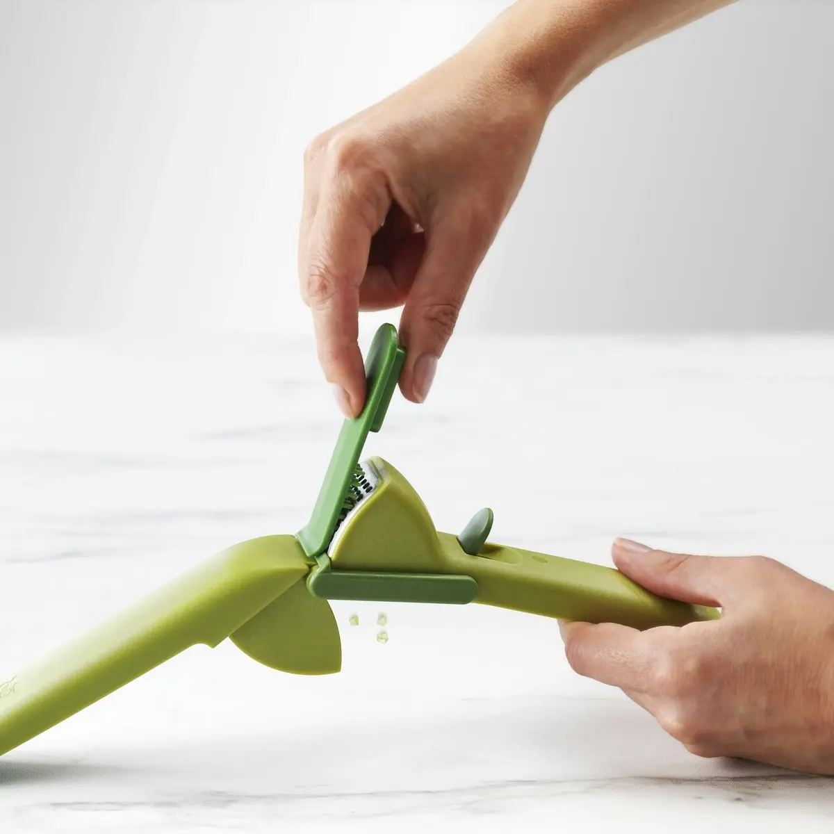 Joseph Joseph CleanForce Garlic Press - Green