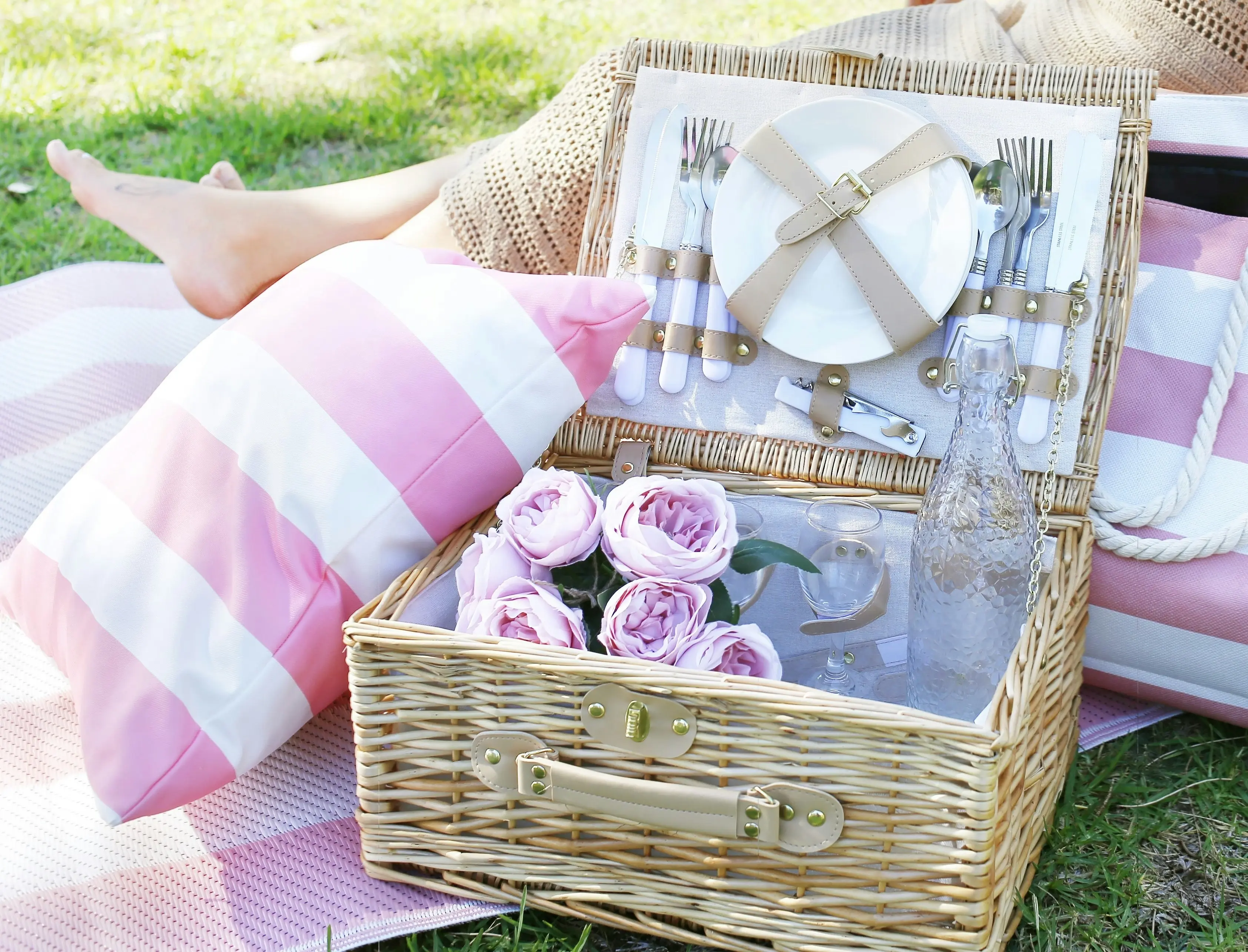 Classic Willow Picnic Basket with carry strap