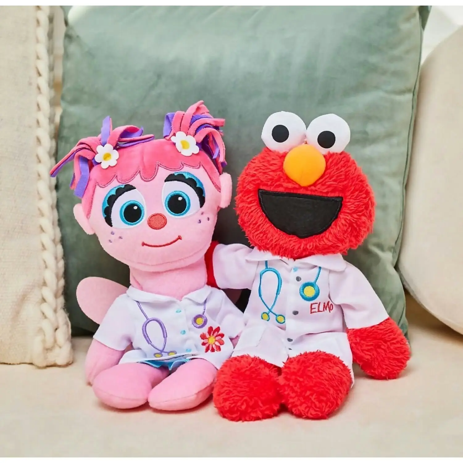 Sesame Street - Doctor Elmo Take-along Buddy 33cm Plush - Jasnor