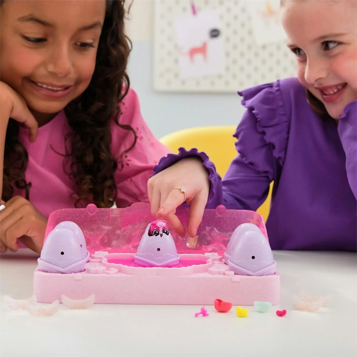 Hatchimals Alive - Rainbow Splash Egg Carton