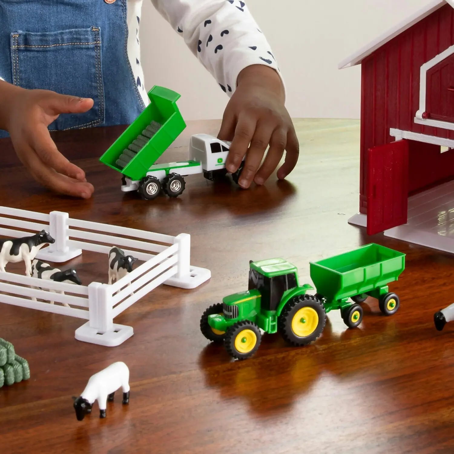 John Deere - 1:64 Scale 24 Piece Farm Playset With On-the-go Barn - Tomy