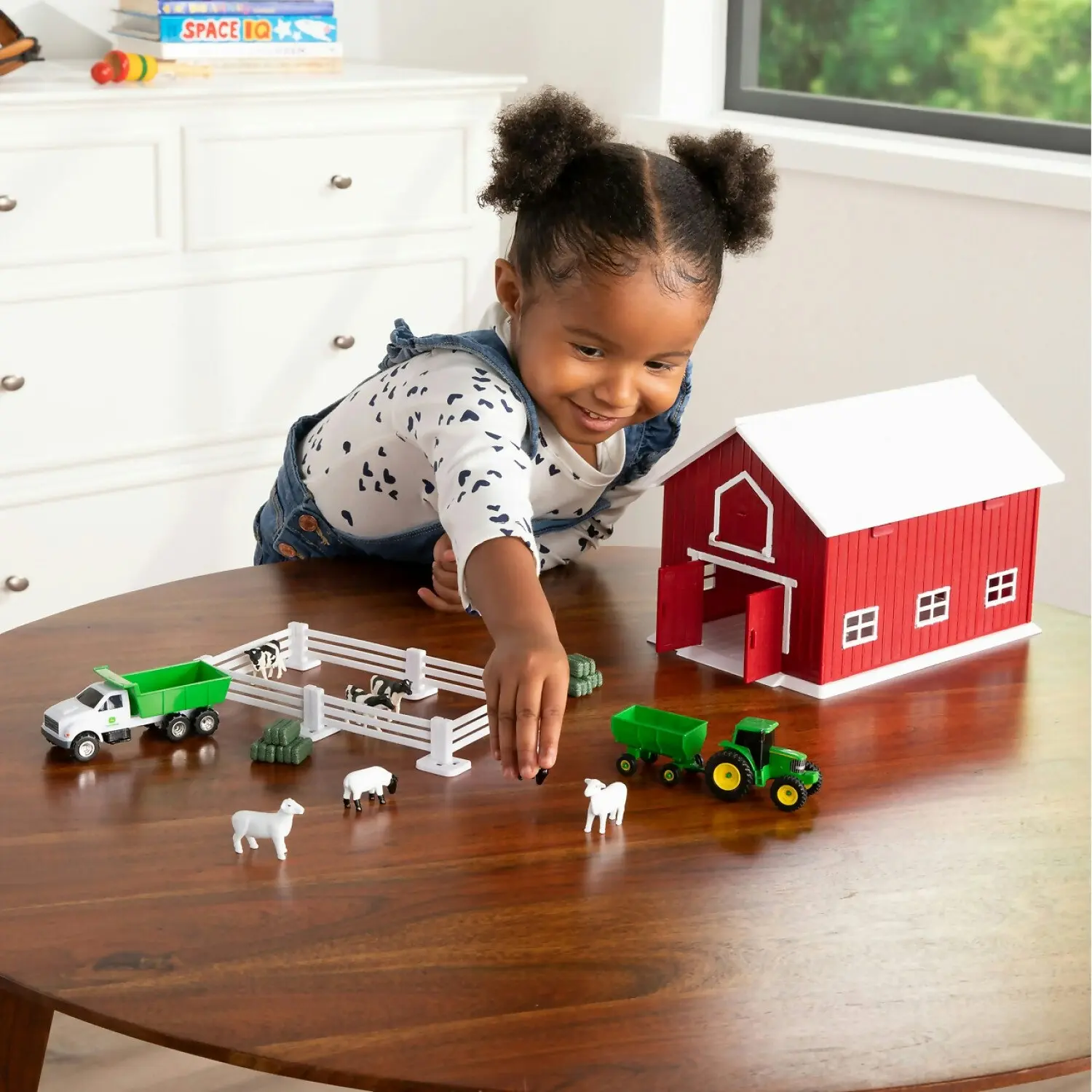 John Deere - 1:64 Scale 24 Piece Farm Playset With On-the-go Barn - Tomy