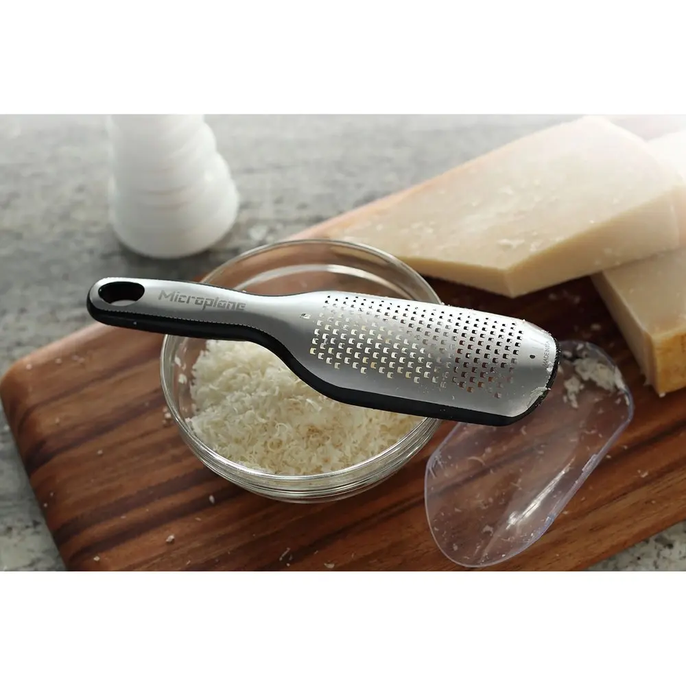 Microplane Stainless Steel Elite Coarse Cheese Grater w/ 250ml Catcher Black