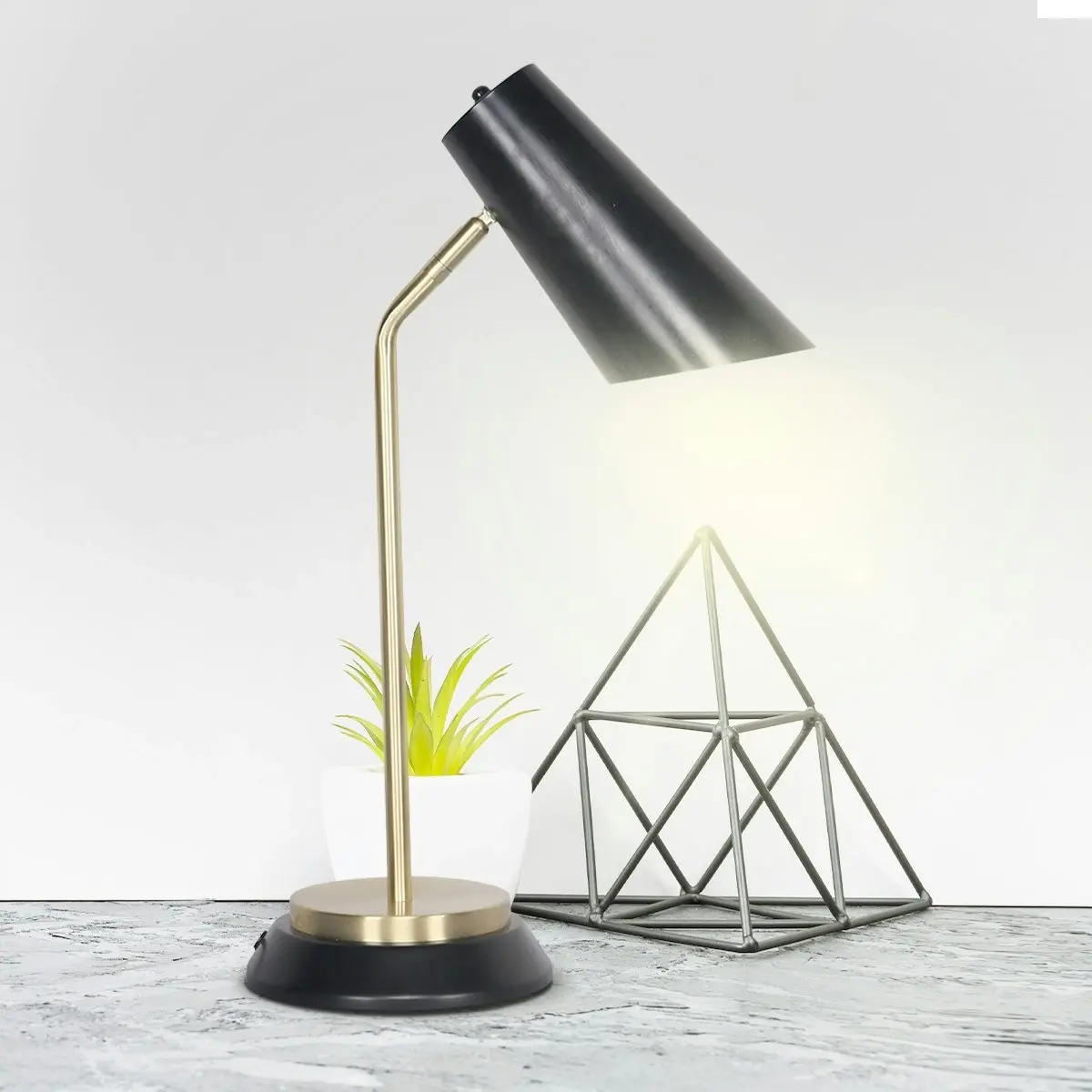 Sarantino Black/Brass Table Lamp