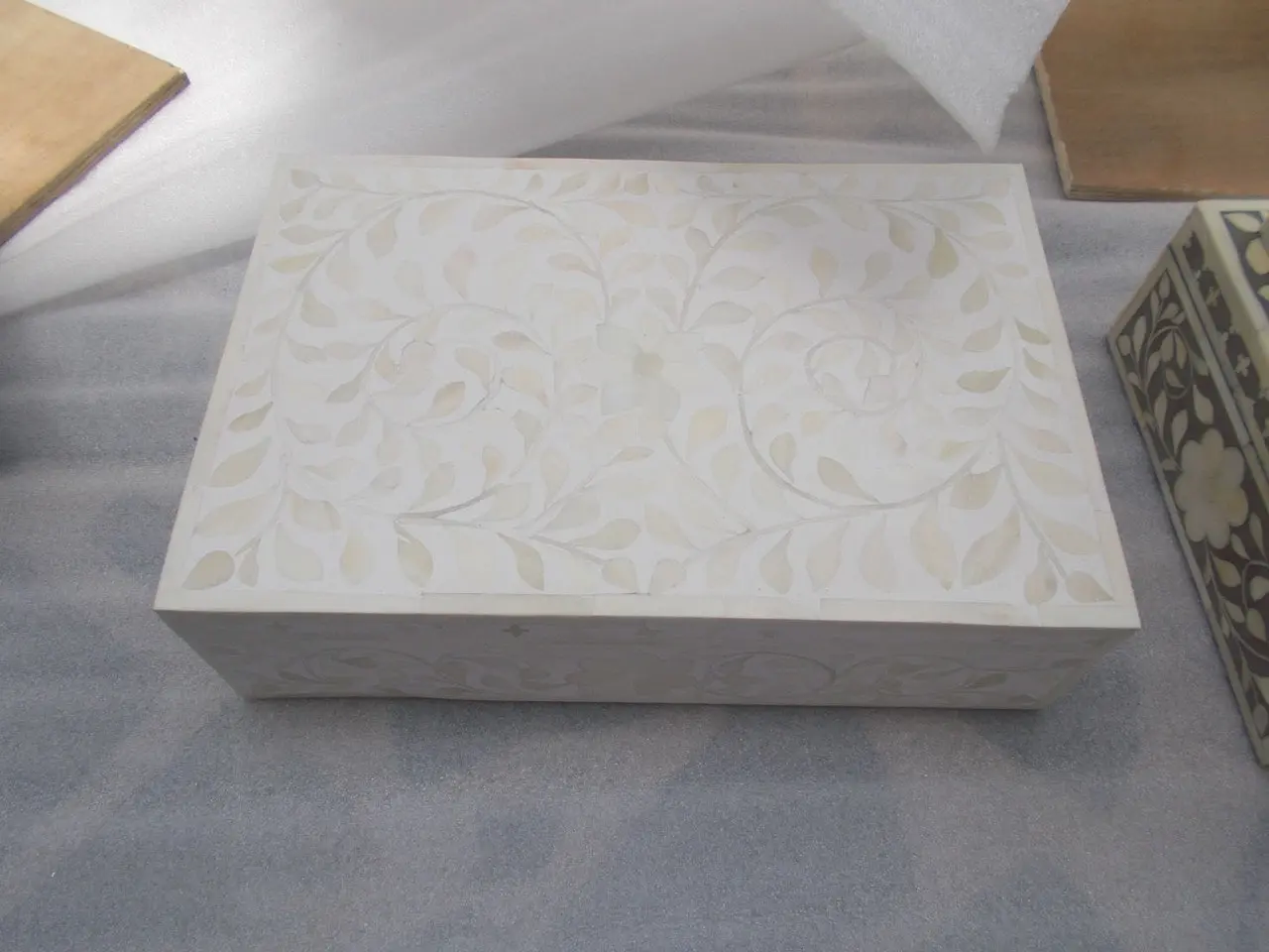 Zohi Interiors Zohi Interiors Signature Collection : Bone Inlay Large Box in Floral/White