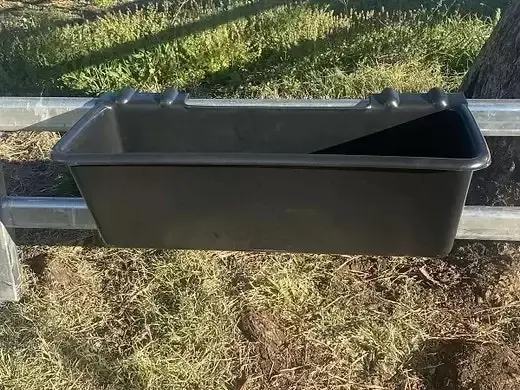 Feed Trough with Rail Bracket