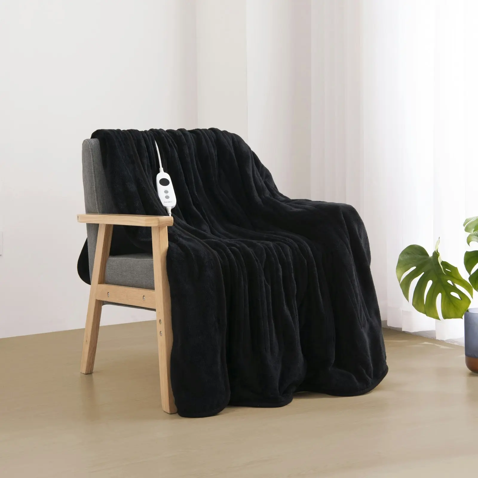 Dreamaker Coral Fleece Heated Throw Black 160 x 120cm