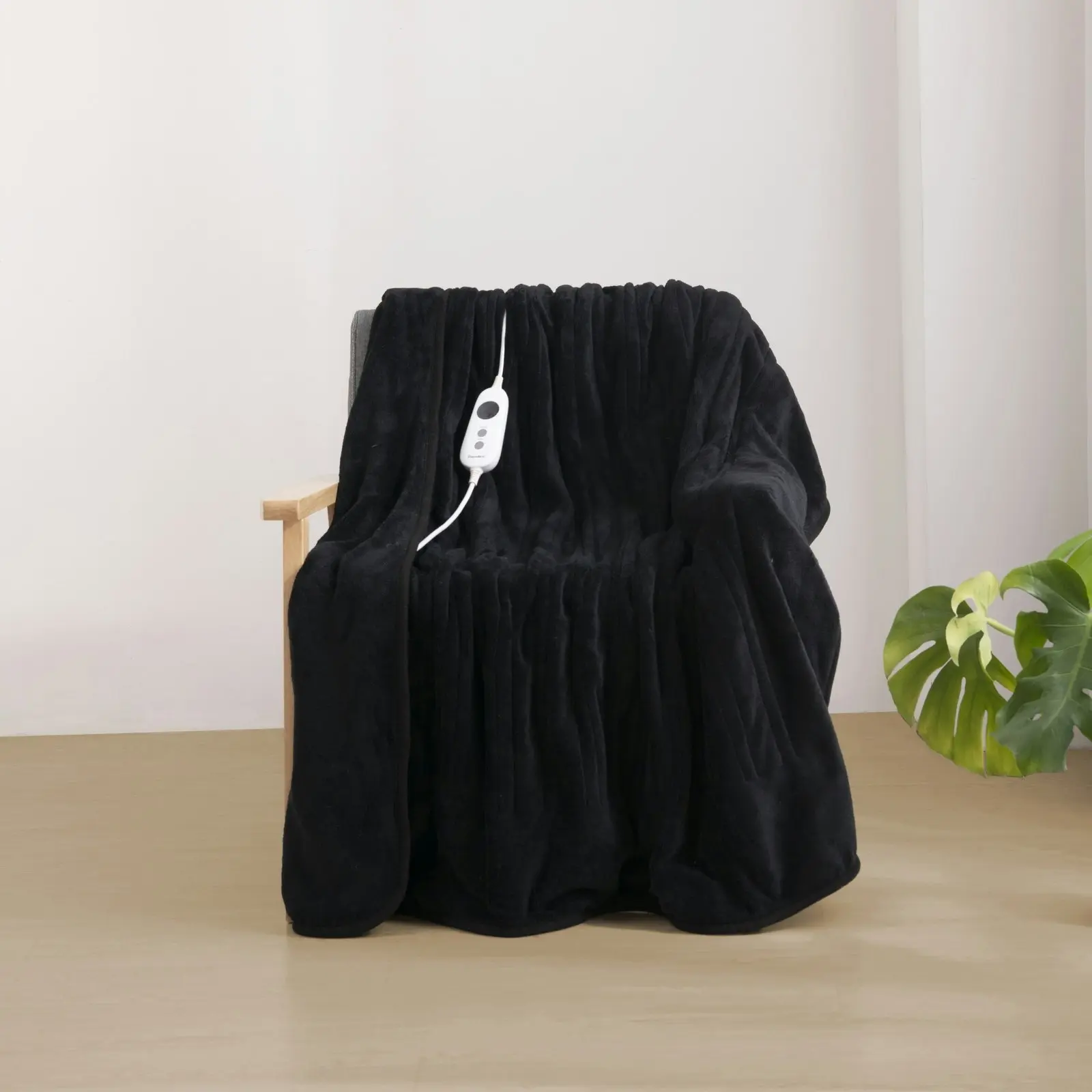 Dreamaker Coral Fleece Heated Throw Black 160 x 120cm