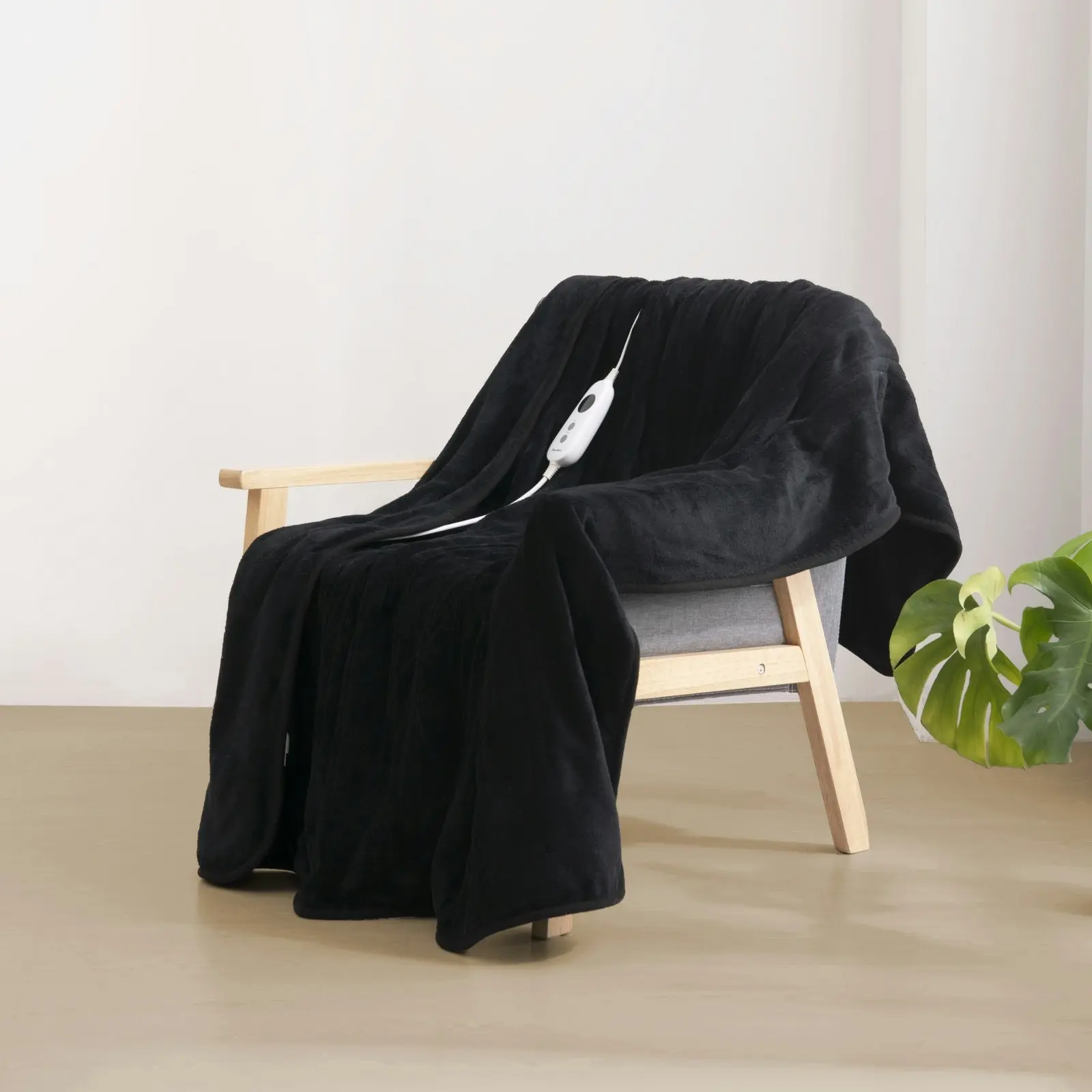 Dreamaker Coral Fleece Heated Throw Black 160 x 120cm