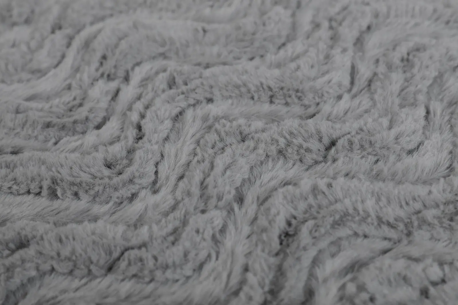 Dreamaker 500Gsm Faux Fur Heated Throw Silver 160 x 120cm