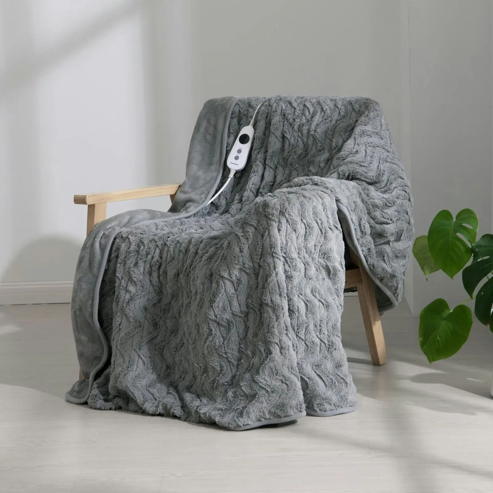 Dreamaker 500Gsm Faux Fur Heated Throw Silver 160 x 120cm