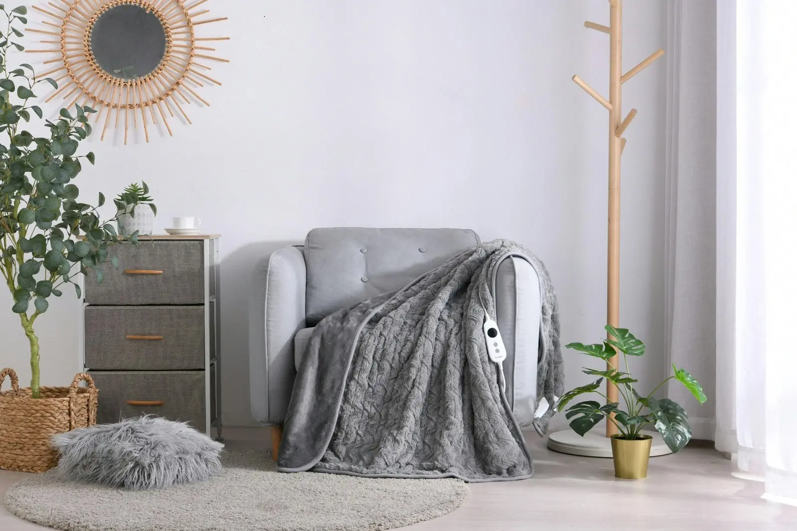 Dreamaker 500Gsm Faux Fur Heated Throw Silver 160 x 120cm